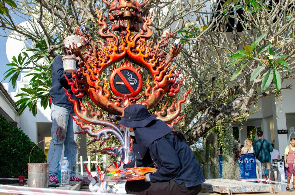 Znak nie palić w świątyni w Tajlandii. 