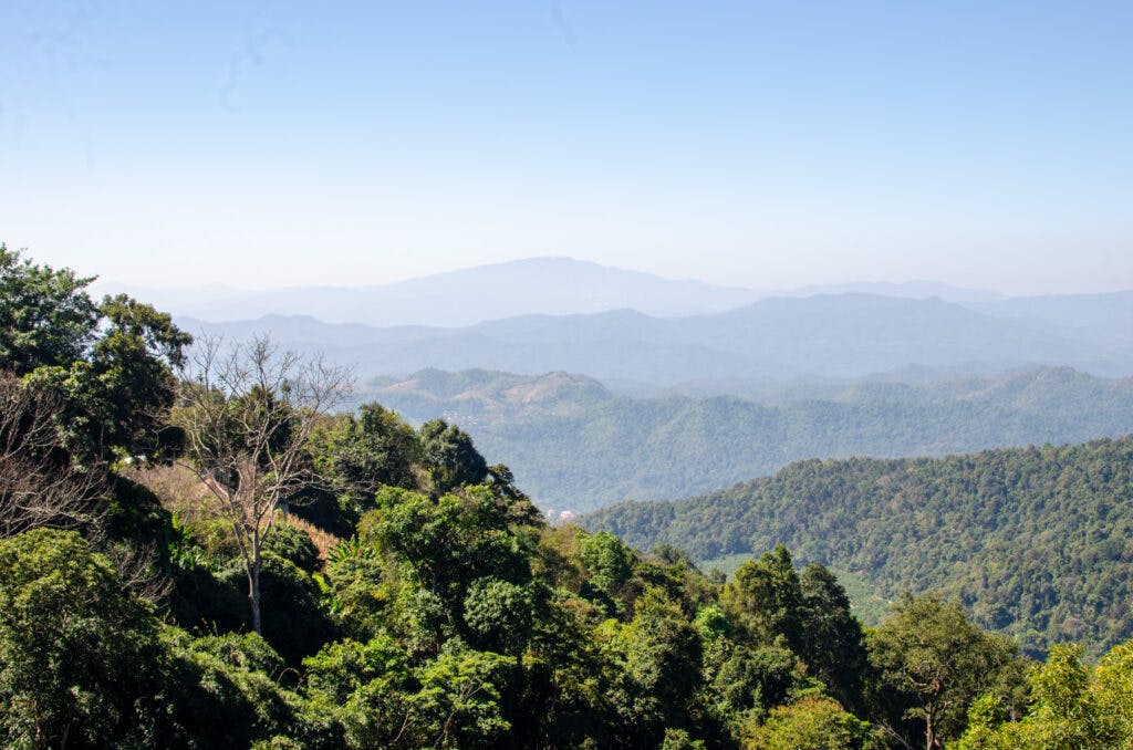 Widok na okoliczne góry z Doi Pui w Chiang Mai. 