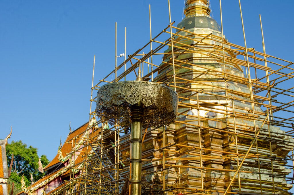 Złota stupa ze złotym parasolem w Doi Suthep, Chiang Mai. 