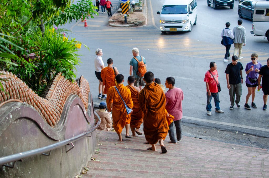 Mnisi na schodach od świątyni doi suthep, chiang Mai. 