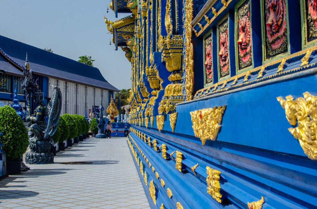 Niebieska ściana w świątyni w Chiang Rai. 