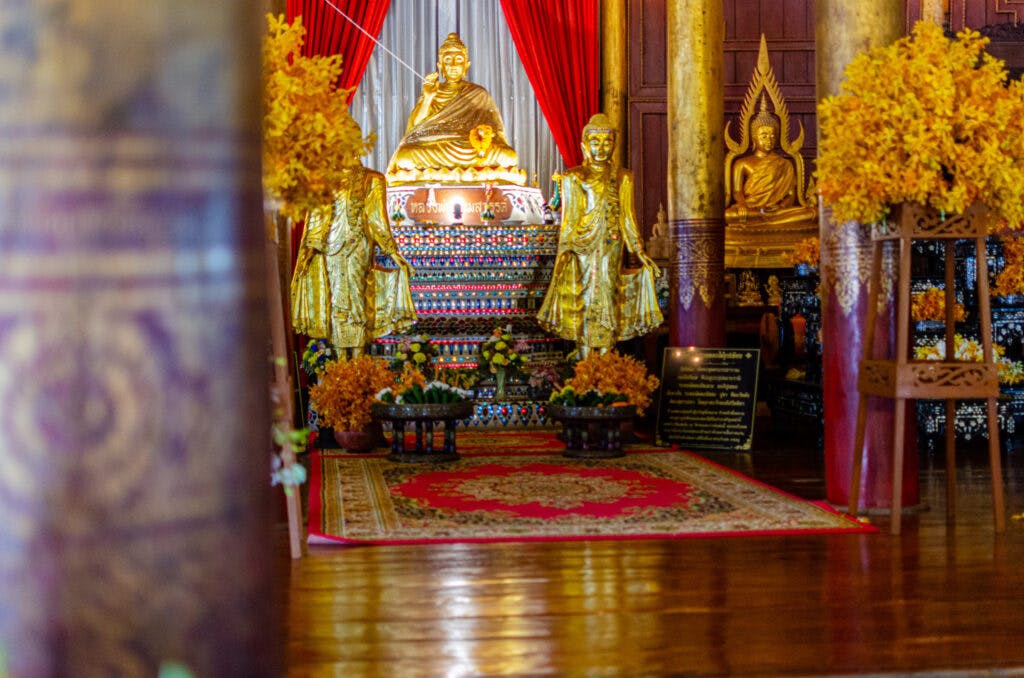 Świątynia buddyjska, złote posągi buddy, kolumna