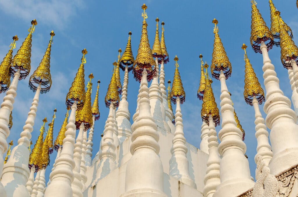 Buddyjskie wieżyczki ze złotymi dzwonkami