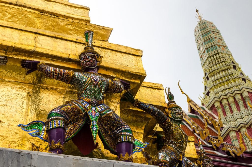 Dwa tygodnie w Tajlandii, figurki demonów i złota świątynia. 