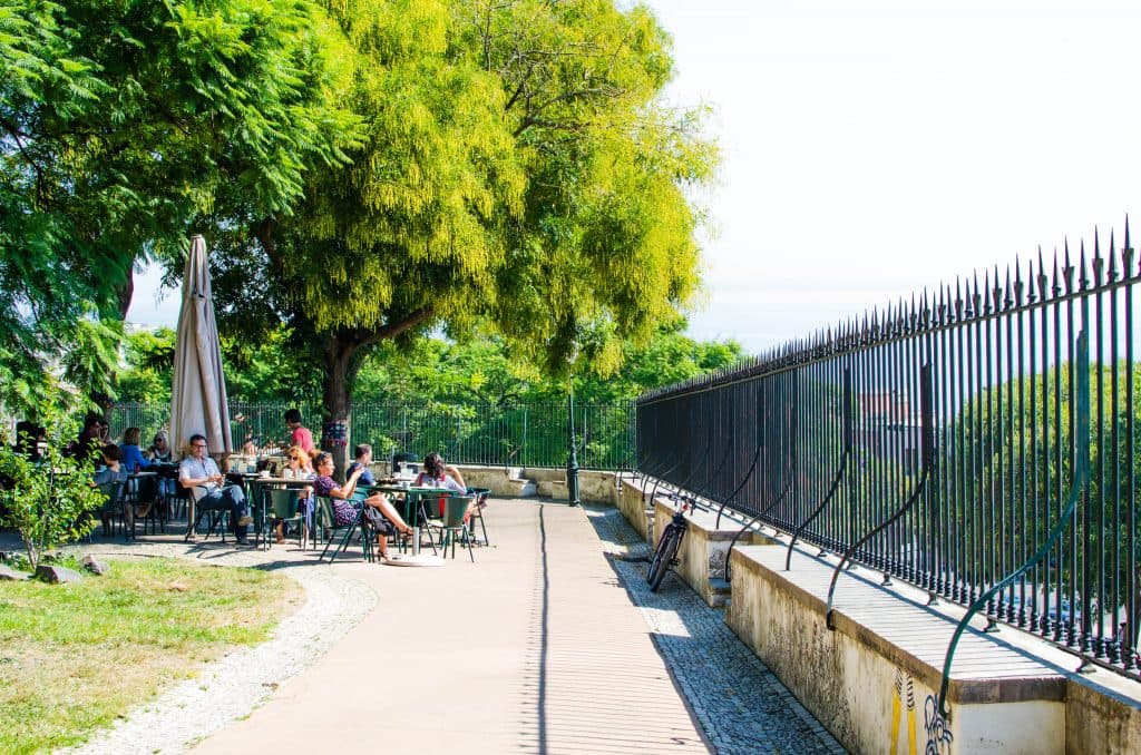 kafejka w parku w lizbonie