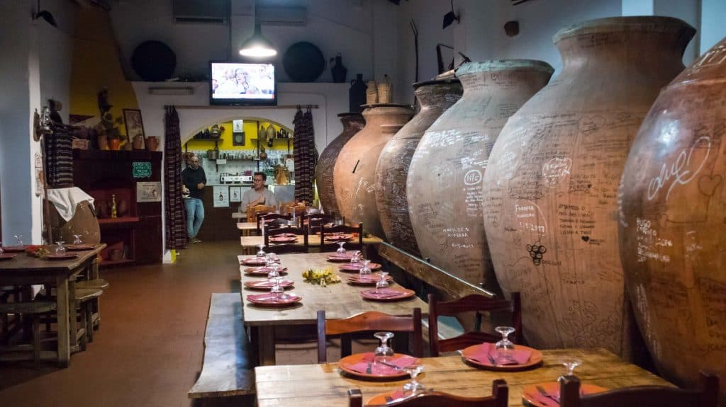 kadzie z winem we wiosce villa de frades w alentejo