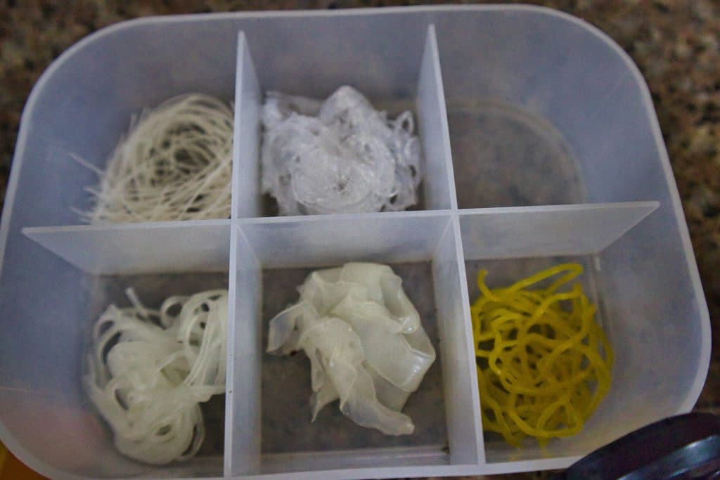 pojemnik z różnymi nudlami do boat noodles w bangkoku.