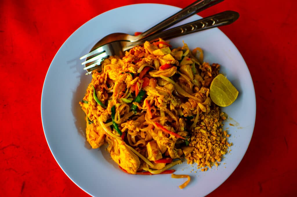 pad thai na talerzu i czerwonym obrusie