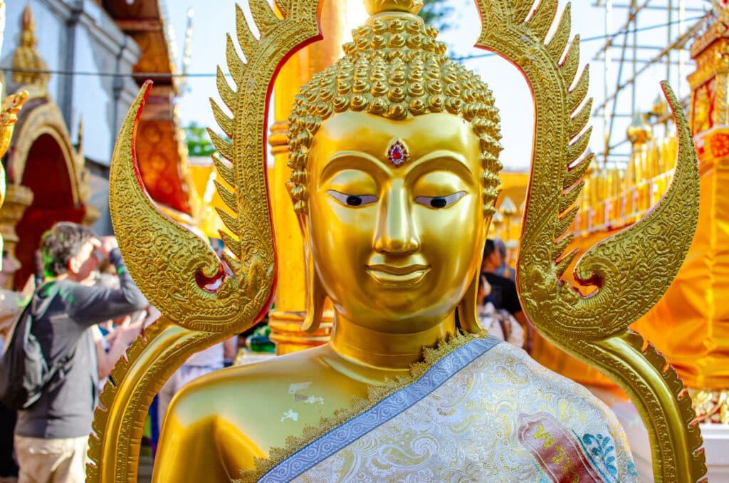 Złoty posąg Buddy w Doi Suthep, Chiang Mai.
