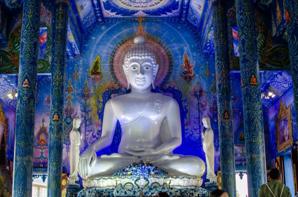 Niebieski budda w tajskiej świątyni, Chiang Rai.