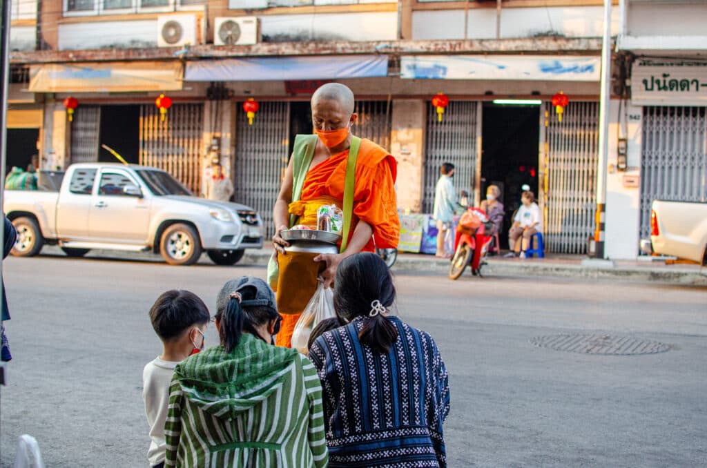 Poranne ofiarowanie, Phayao, rodzina, ulica