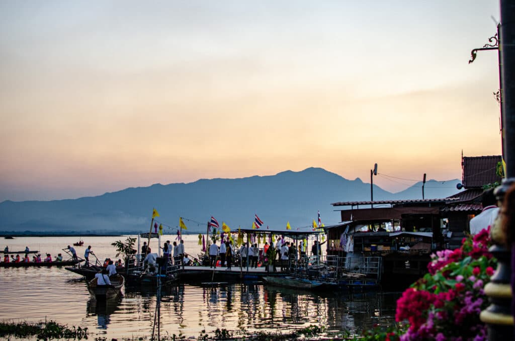 Zachód słońca, łódki, Phayao