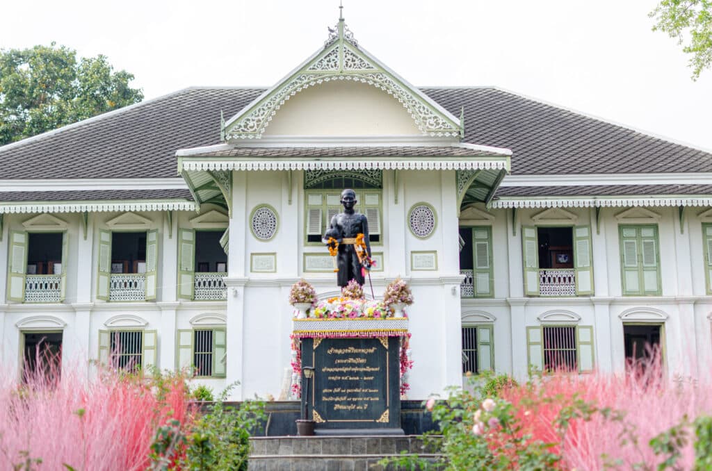 Biały budynek z pomnikiem, Phrae