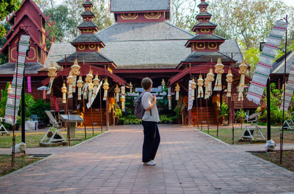 Drewniana buddyjska świątynia, dziewczyna na zewnątrz