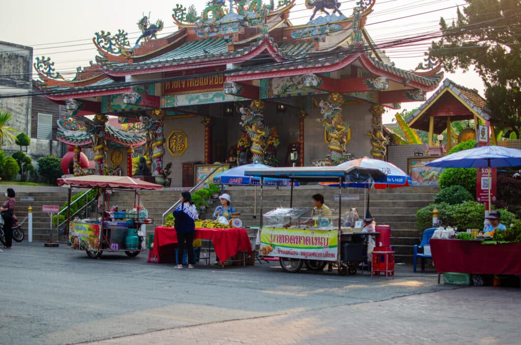 stragany przed chińską świątynią