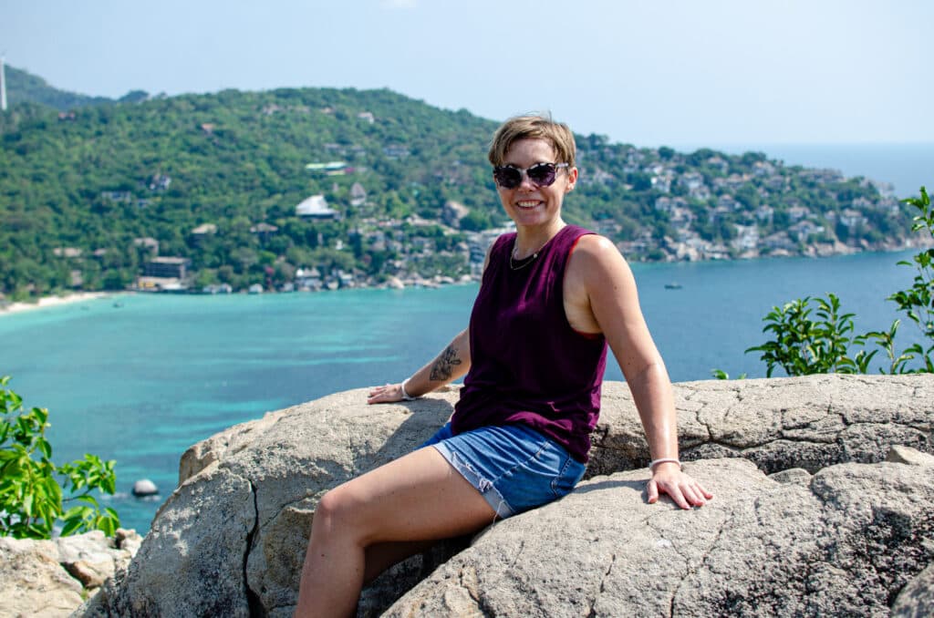 Joanna siedzi na punkcie widokowym na Koh Tao.